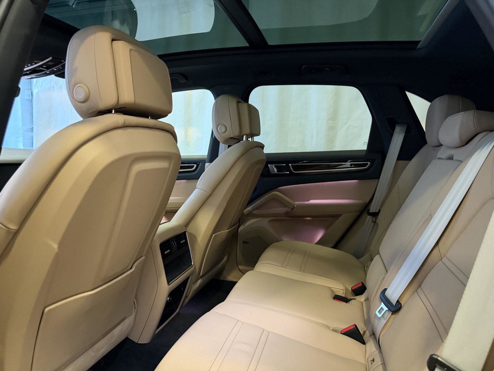 Certified 2022 Porsche Cayenne Platinum Edition image 22