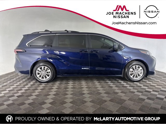 Used 2025 Toyota Sienna LE image 5