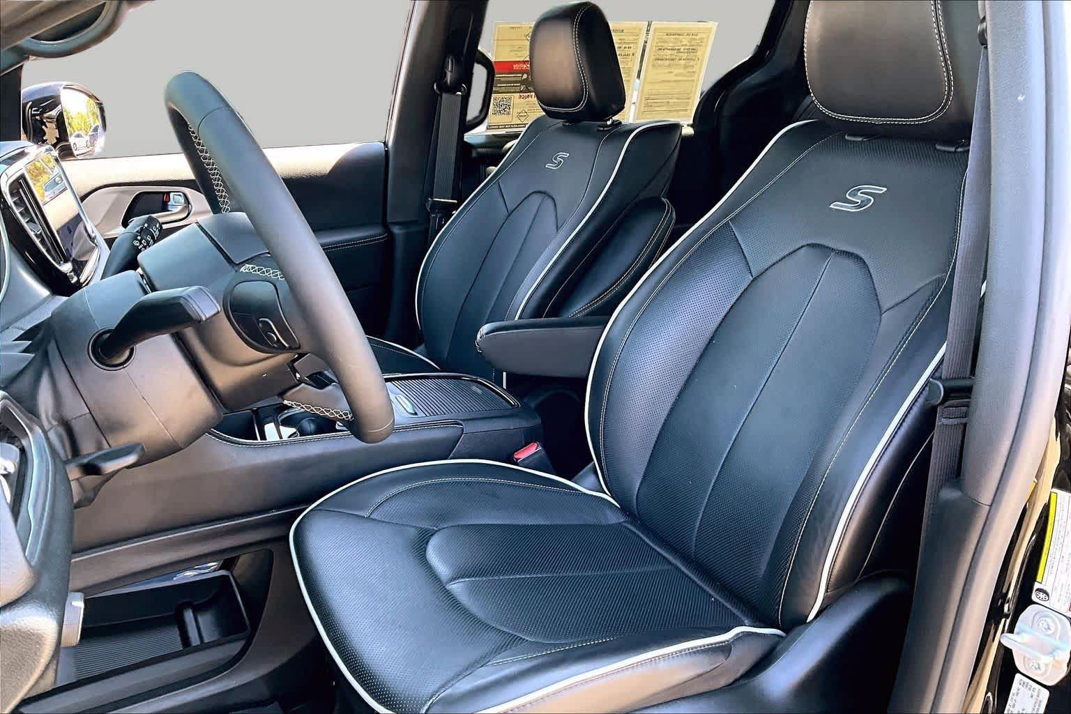 Used 2026 Chrysler Pacifica Limited w/ Uconnect Theater Family Group FWD image 7