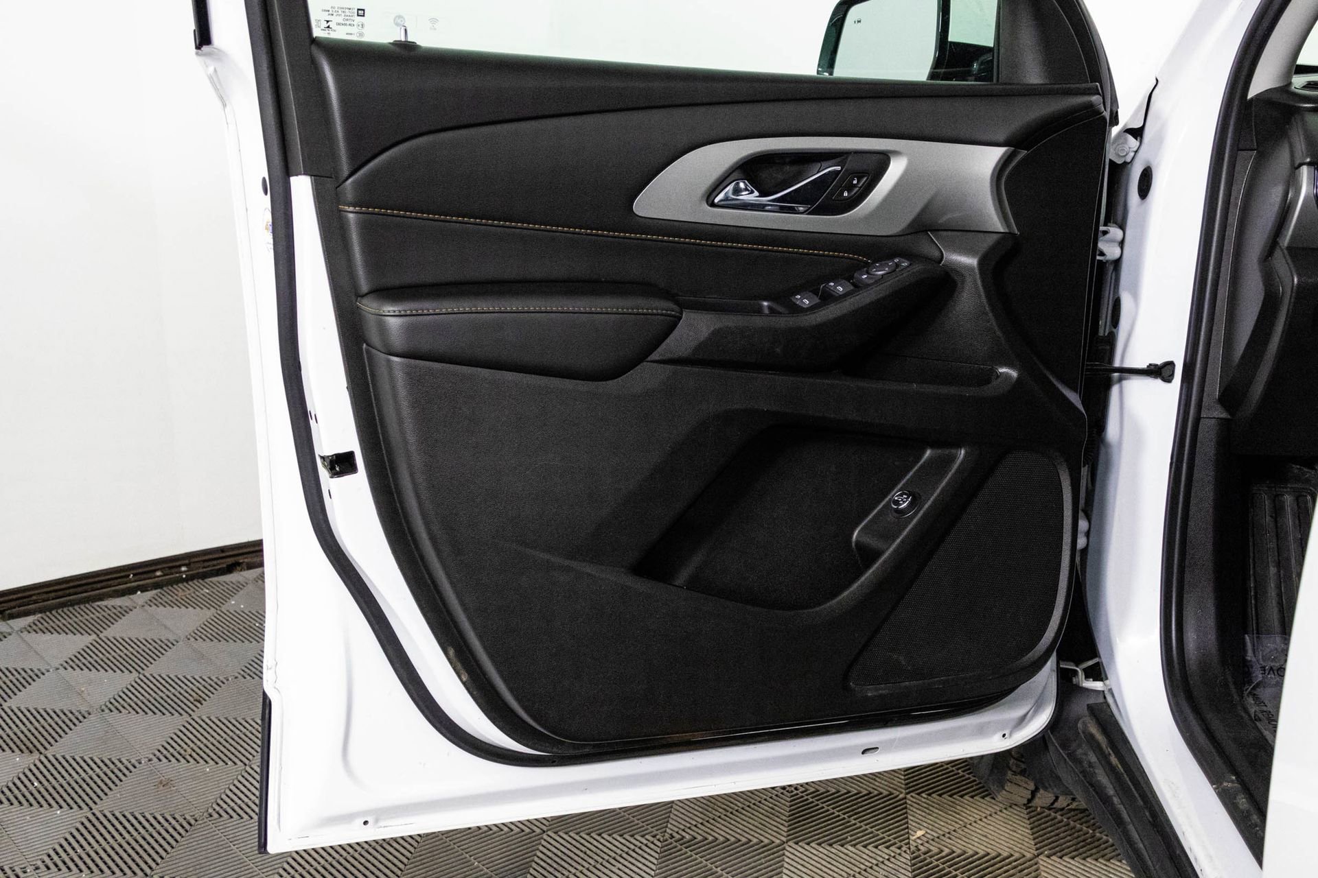 Used 2021 Chevrolet Traverse LT w/ LPO, Floor Liner Package image 31