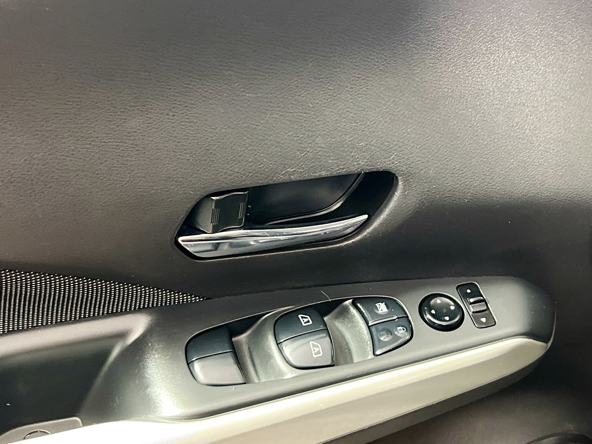 Used 2020 Nissan Kicks SV FWD image 16