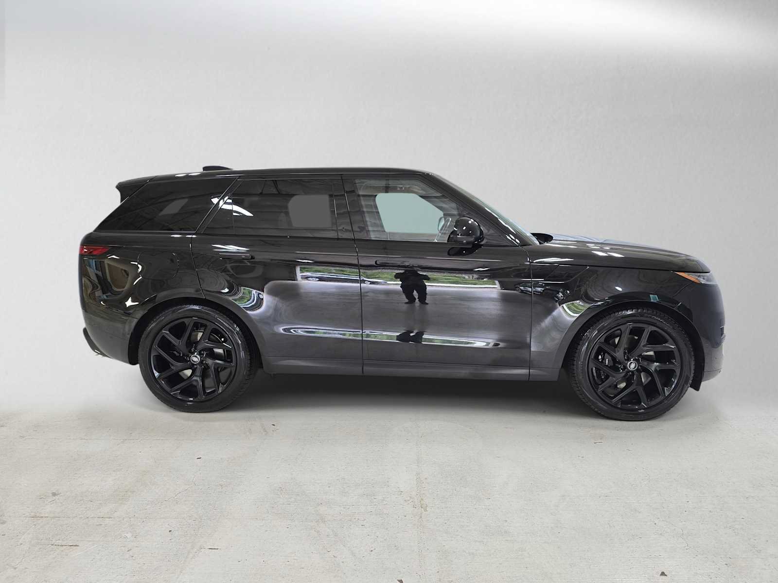 Used 2024 Land Rover Range Rover Sport SE AWD/4WD image 2
