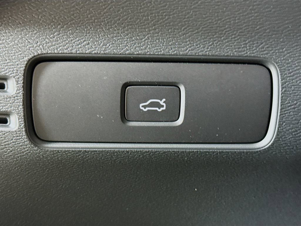 Used 2023 Volvo XC40 B5 Ultimate w/ Protection Package Premier image 10