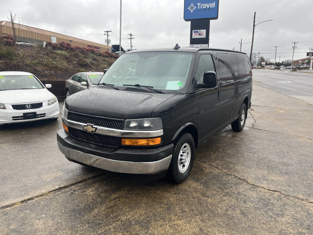 Used 2017 Chevrolet Express 2500 image 3