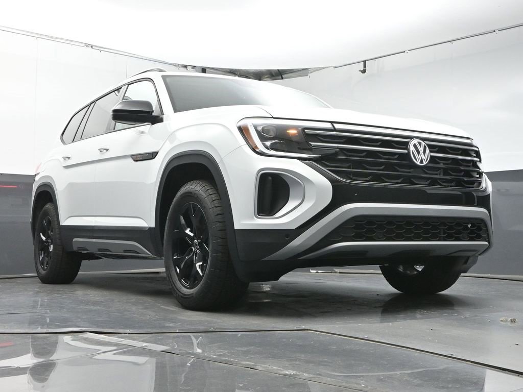 Used 2025 Volkswagen Atlas Peak Edition SE image 34