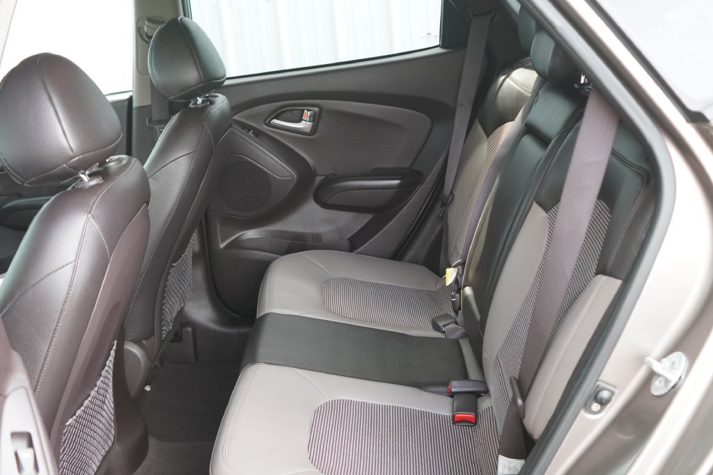 Used 2010 Hyundai Tucson GLS FWD image 27