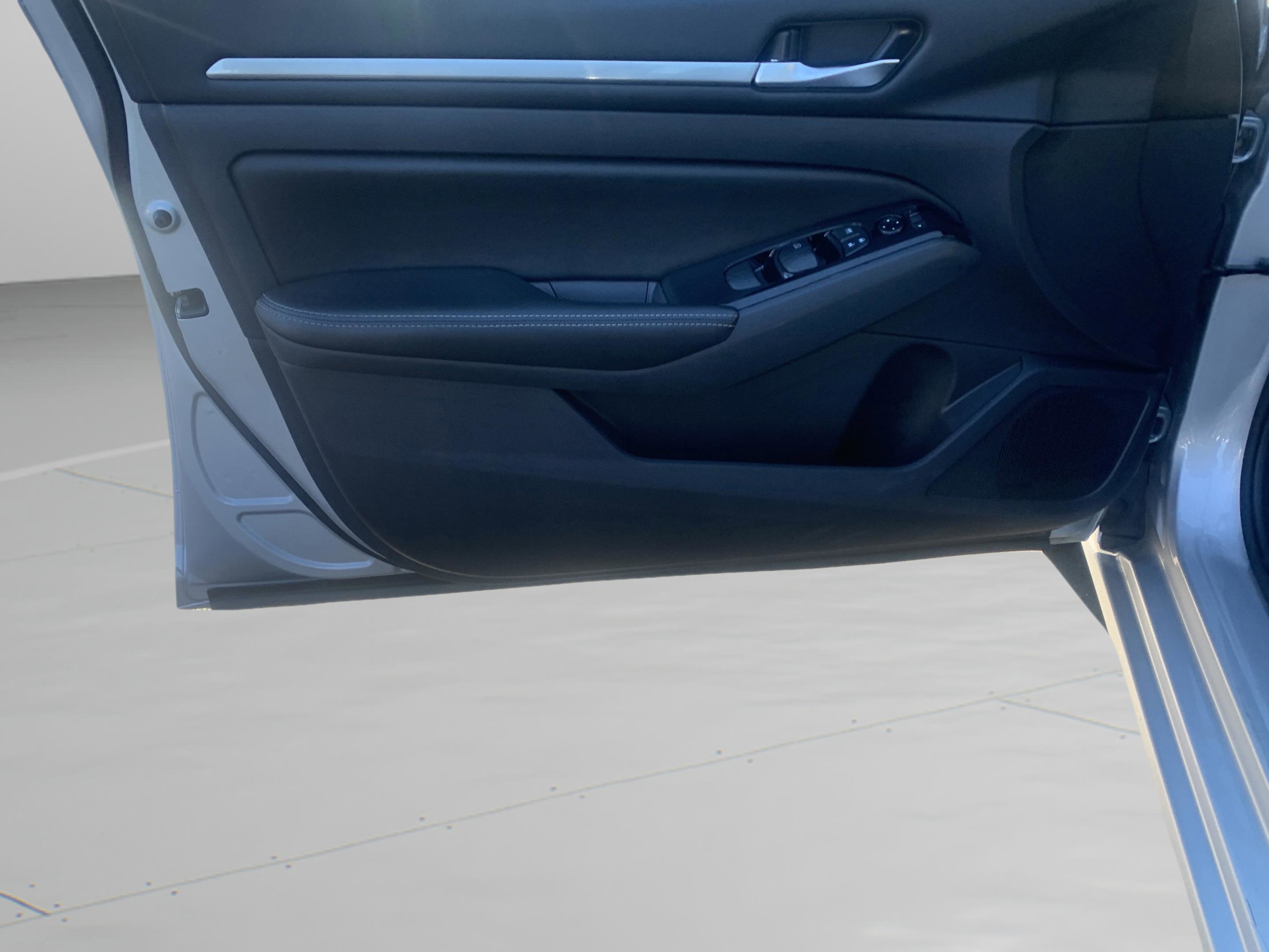 Used 2023 Nissan Altima 2.5 SV image 12