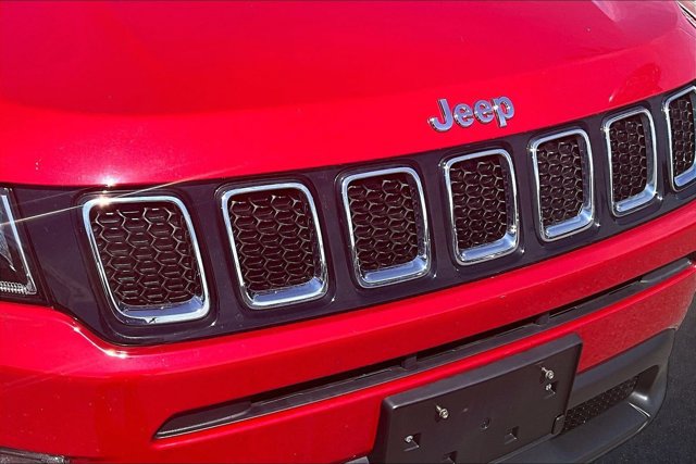 Used 2017 Jeep Compass Latitude w/ Cold Weather Group AWD/4WD image 29
