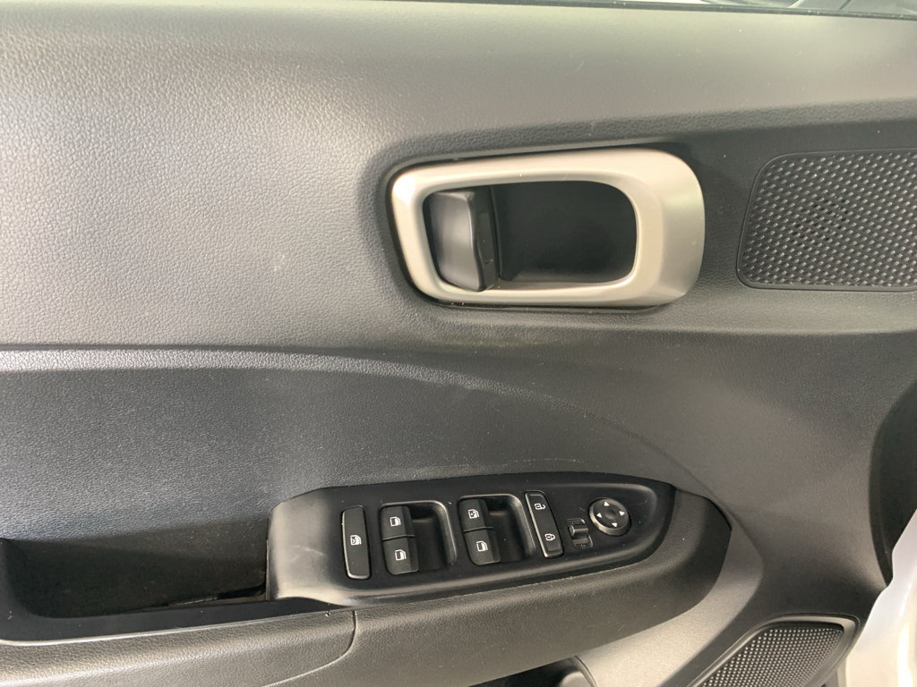 Used 2024 Hyundai Venue SEL FWD image 14