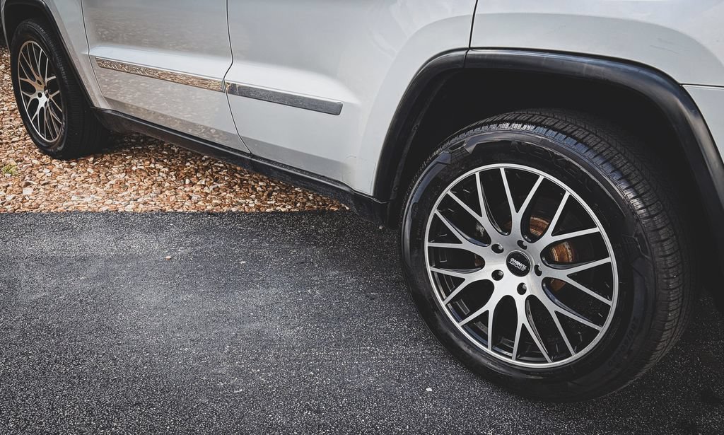 Used 2011 Jeep Grand Cherokee Limited w/ Luxury Group II AWD/4WD image 19