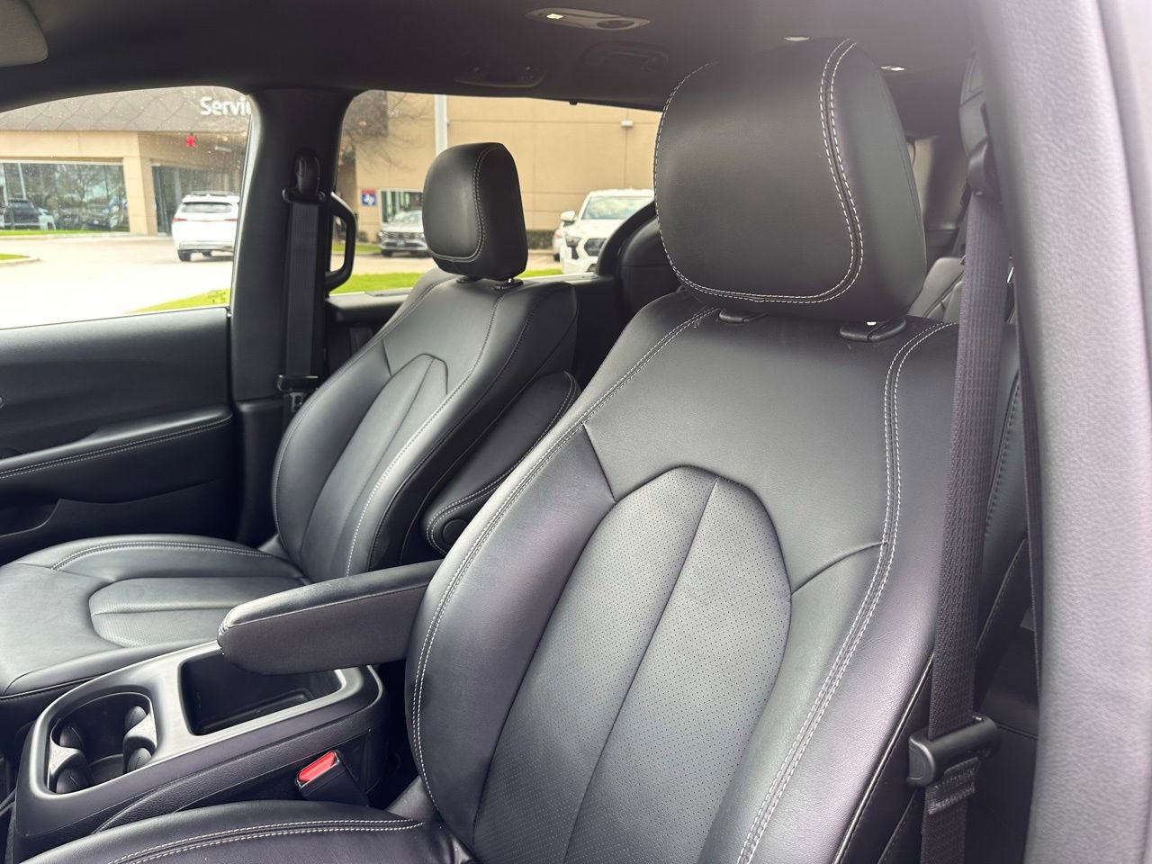 Used 2026 Chrysler Pacifica Select image 19