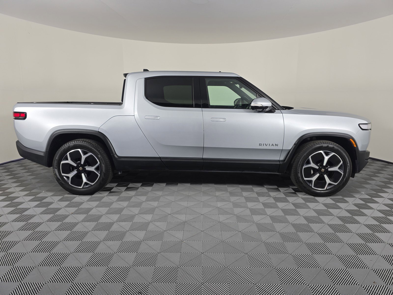 Used 2024 Rivian R1T Adventure image 6