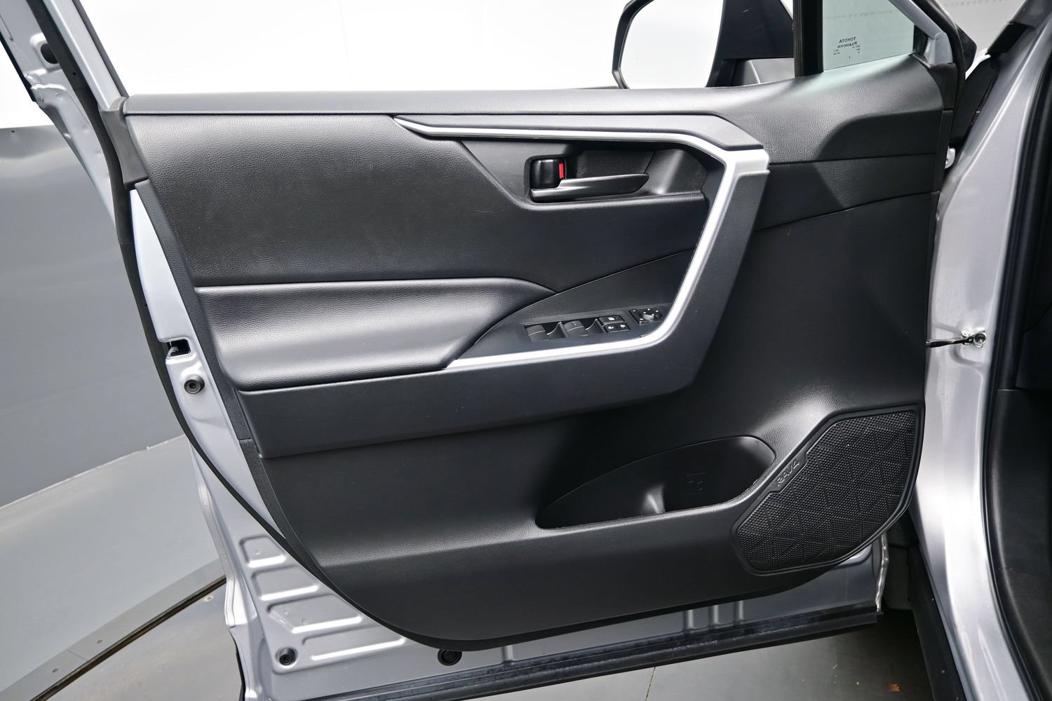 Used 2023 Toyota RAV4 LE AWD/4WD image 9