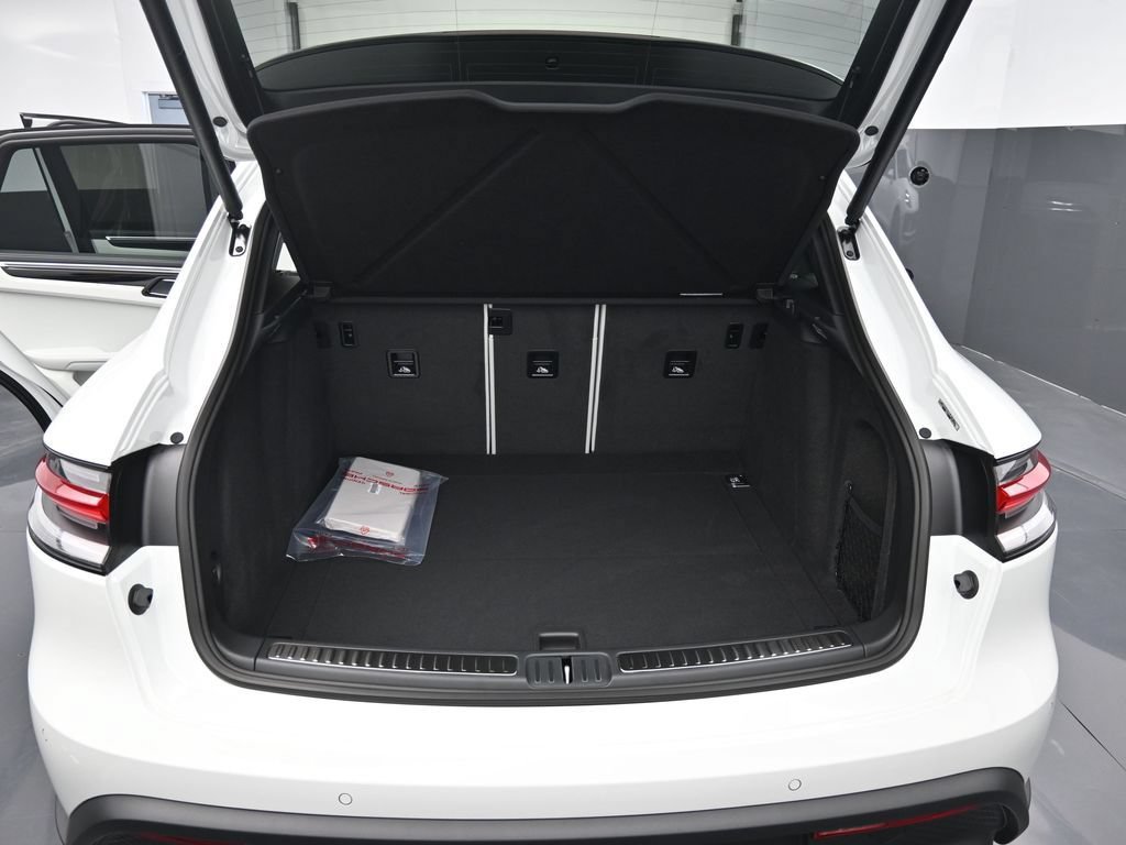 Certified 2025 Porsche Macan AWD/4WD image 23