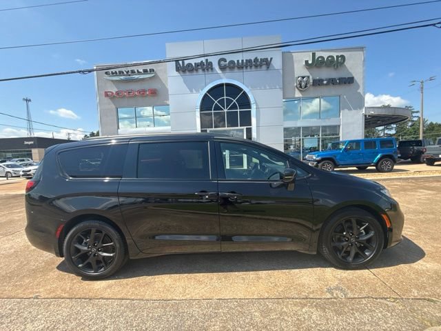 Used 2025 Chrysler Pacifica Limited w/ Uconnect Theater Family Group