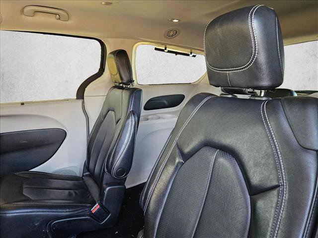 Used 2022 Chrysler Pacifica Touring-L image 20