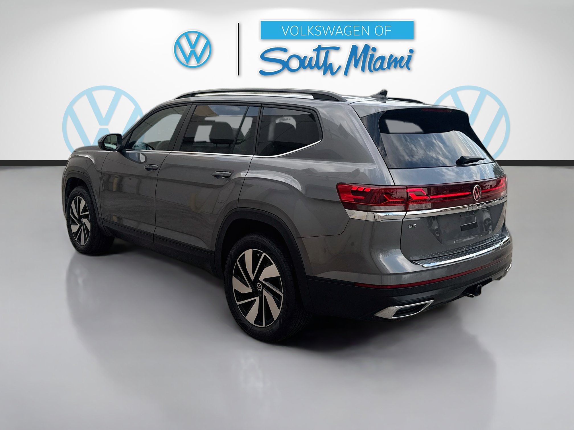 Used 2024 Volkswagen Atlas SE w/ Panoramic Sunroof Package FWD image 5