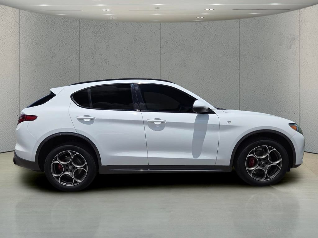 Used 2022 Alfa Romeo Stelvio Ti AWD/4WD image 2