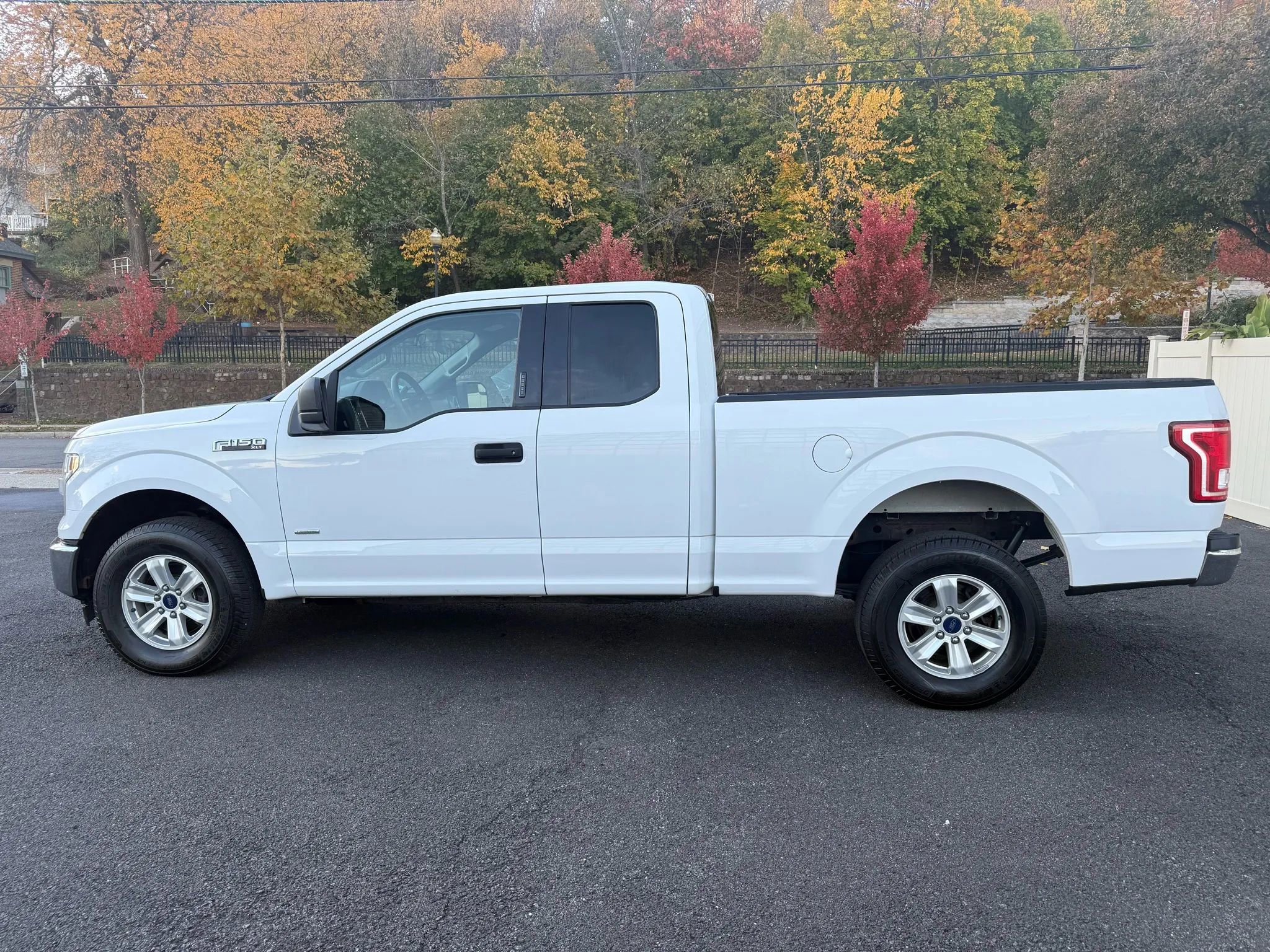 Used 2017 Ford F150 XLT w/ Trailer Tow Package image 4
