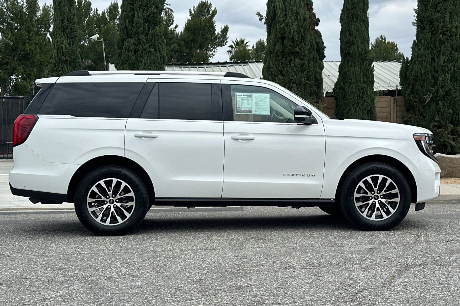 Used 2025 Ford Expedition Platinum AWD/4WD image 3