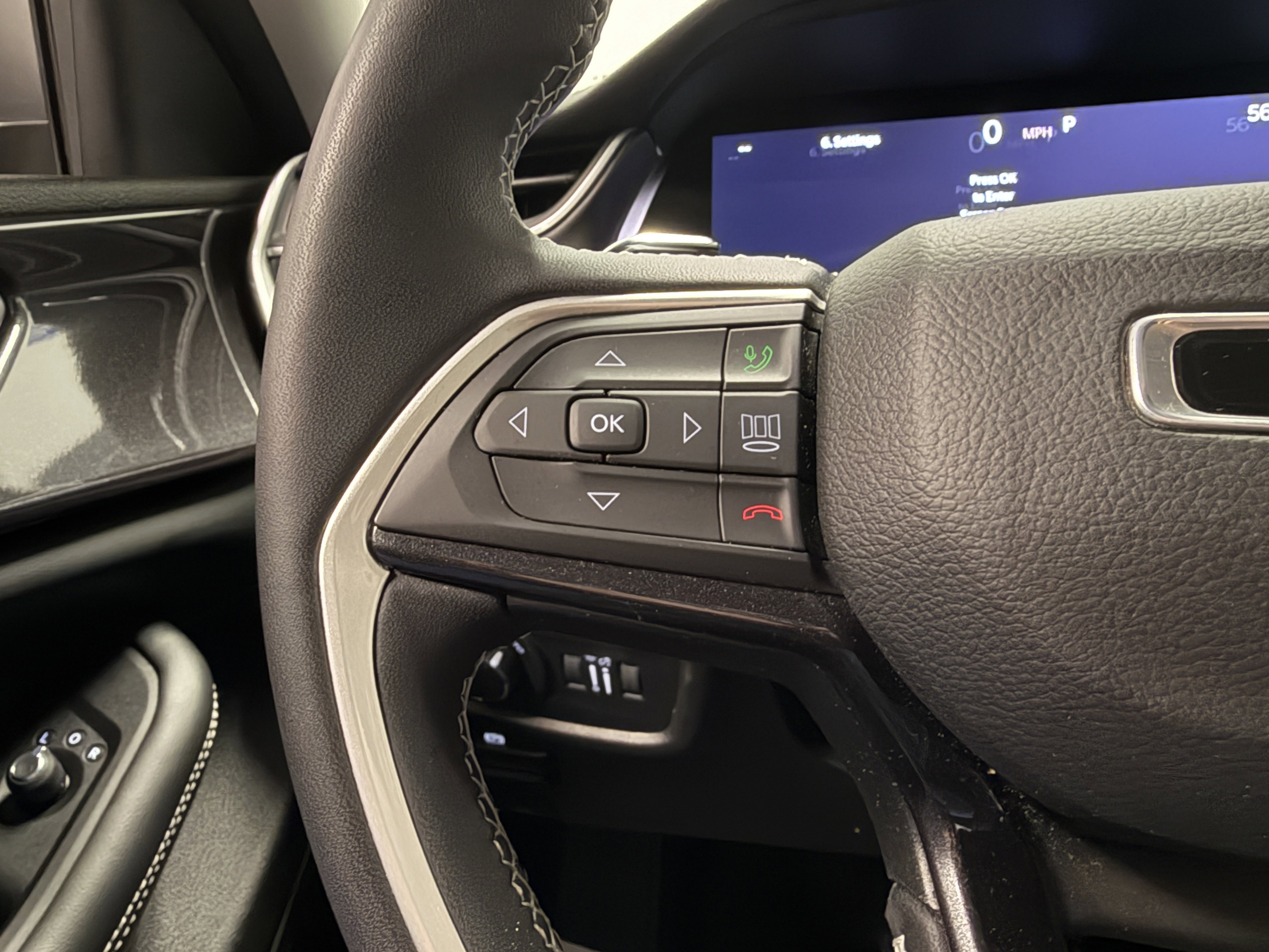 Used 2023 Jeep Grand Cherokee Laredo image 17