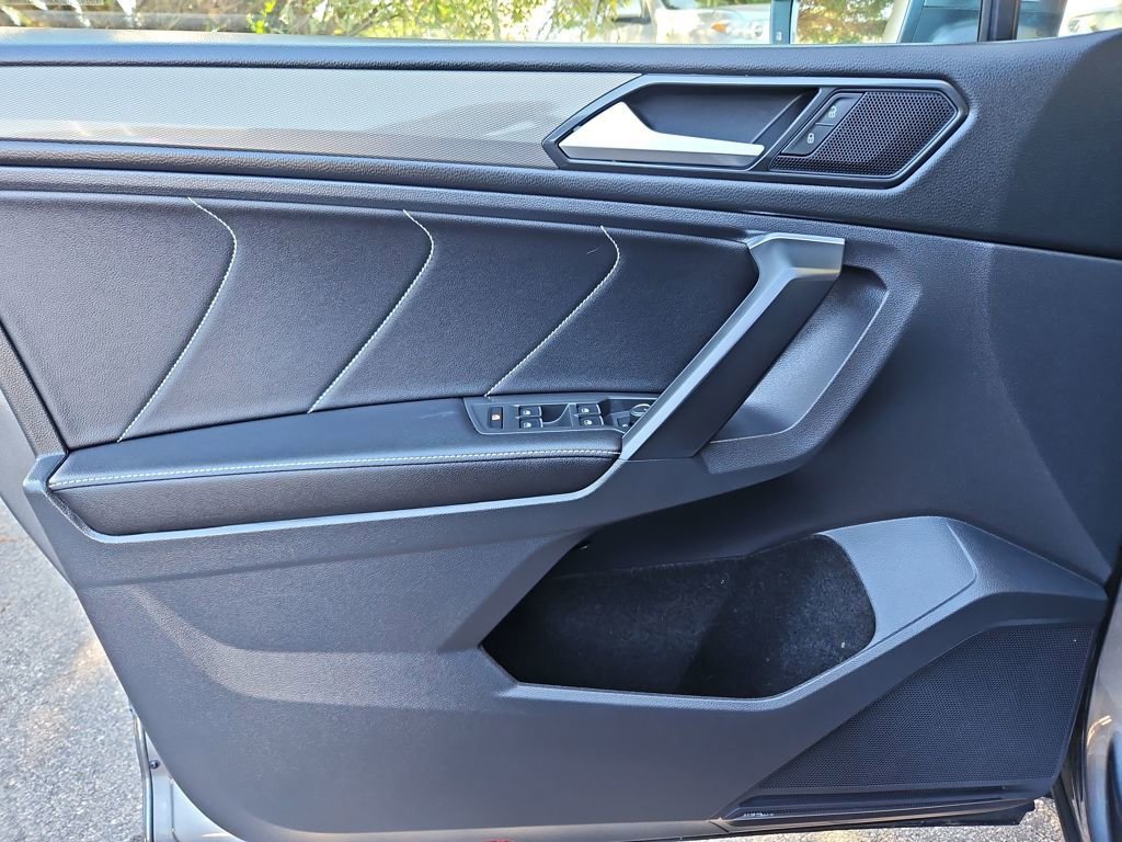 Used 2022 Volkswagen Tiguan SE image 24