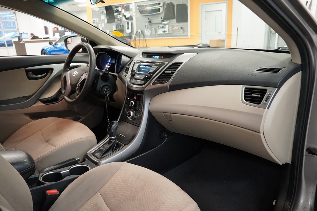 Used 2015 Hyundai Elantra SE image 31