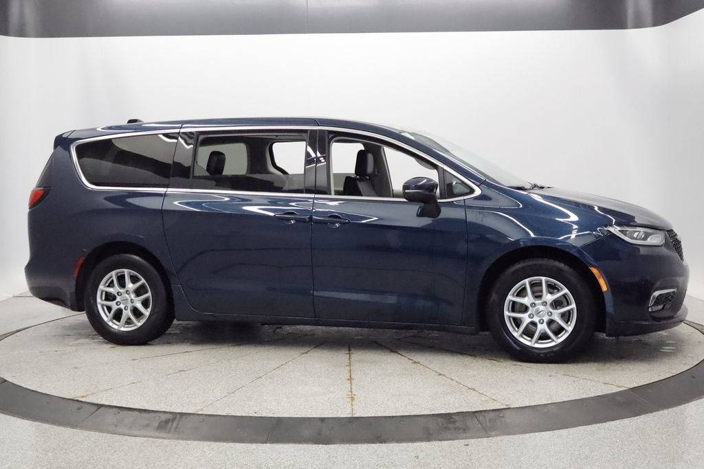 Certified 2023 Chrysler Pacifica Touring-L FWD image 8