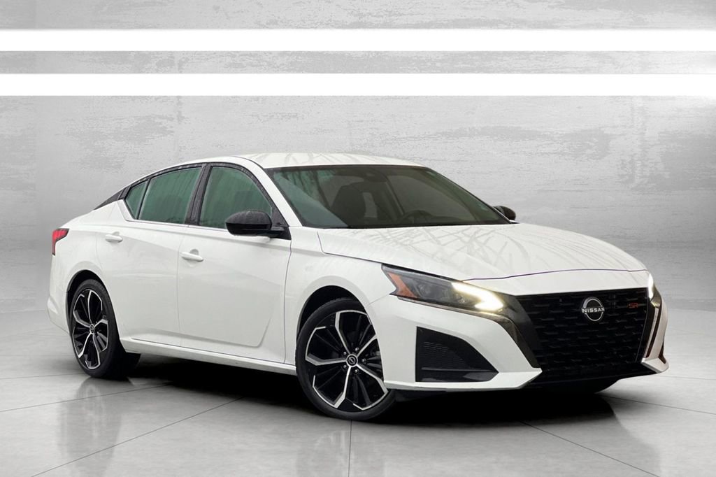 Used 2023 Nissan Altima 2.5 SR image 2