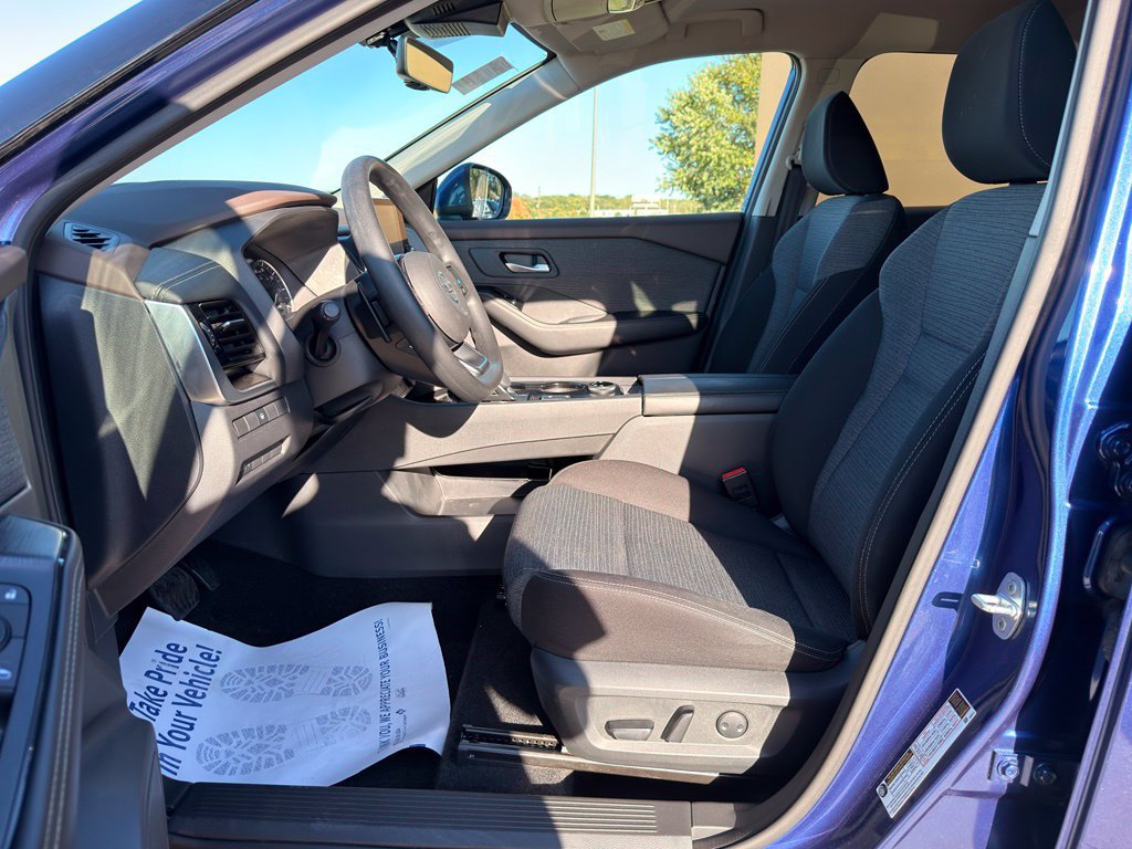 Used 2021 Nissan Rogue SV AWD/4WD image 2