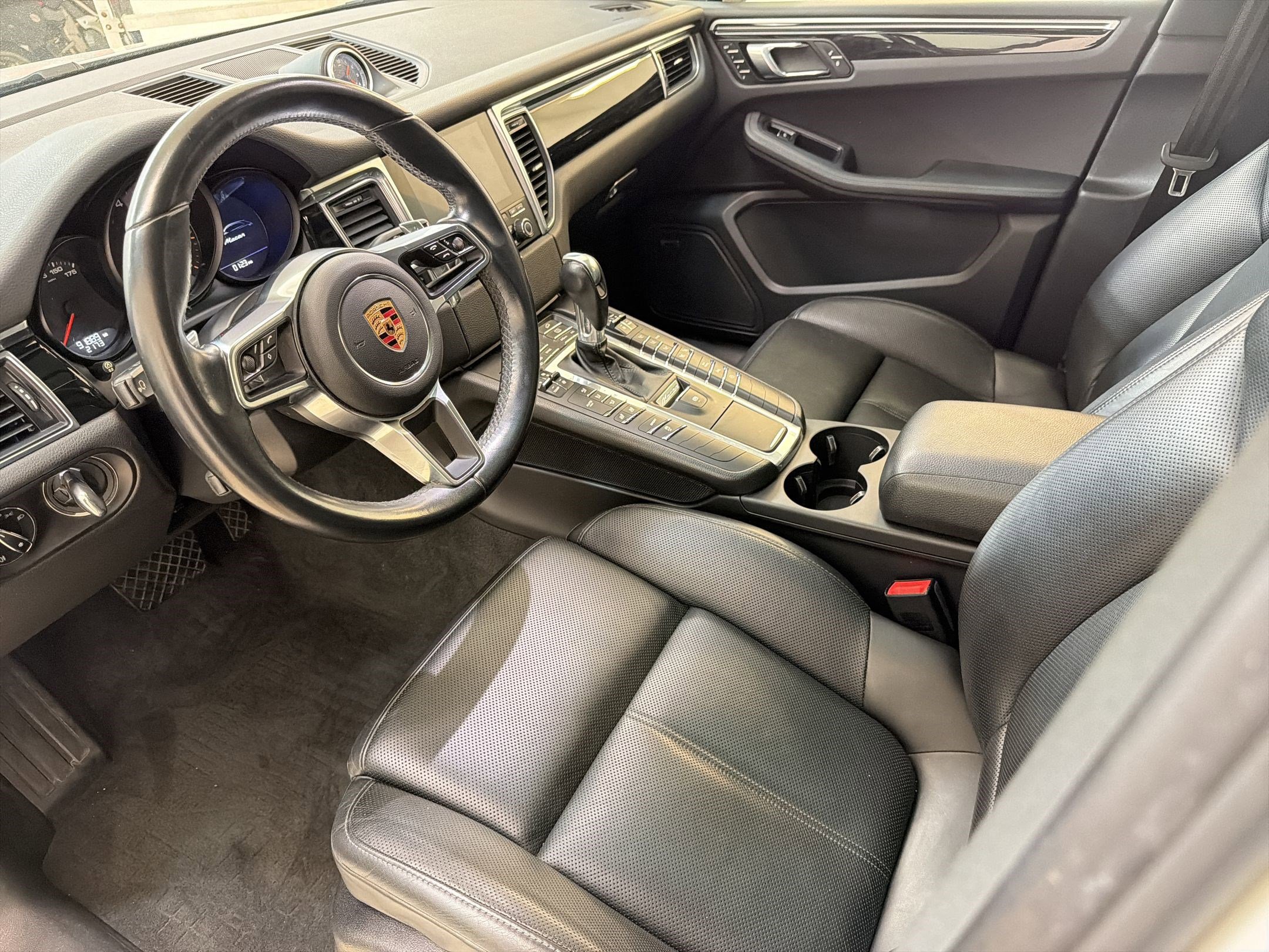 Used 2018 Porsche Macan AWD/4WD image 23