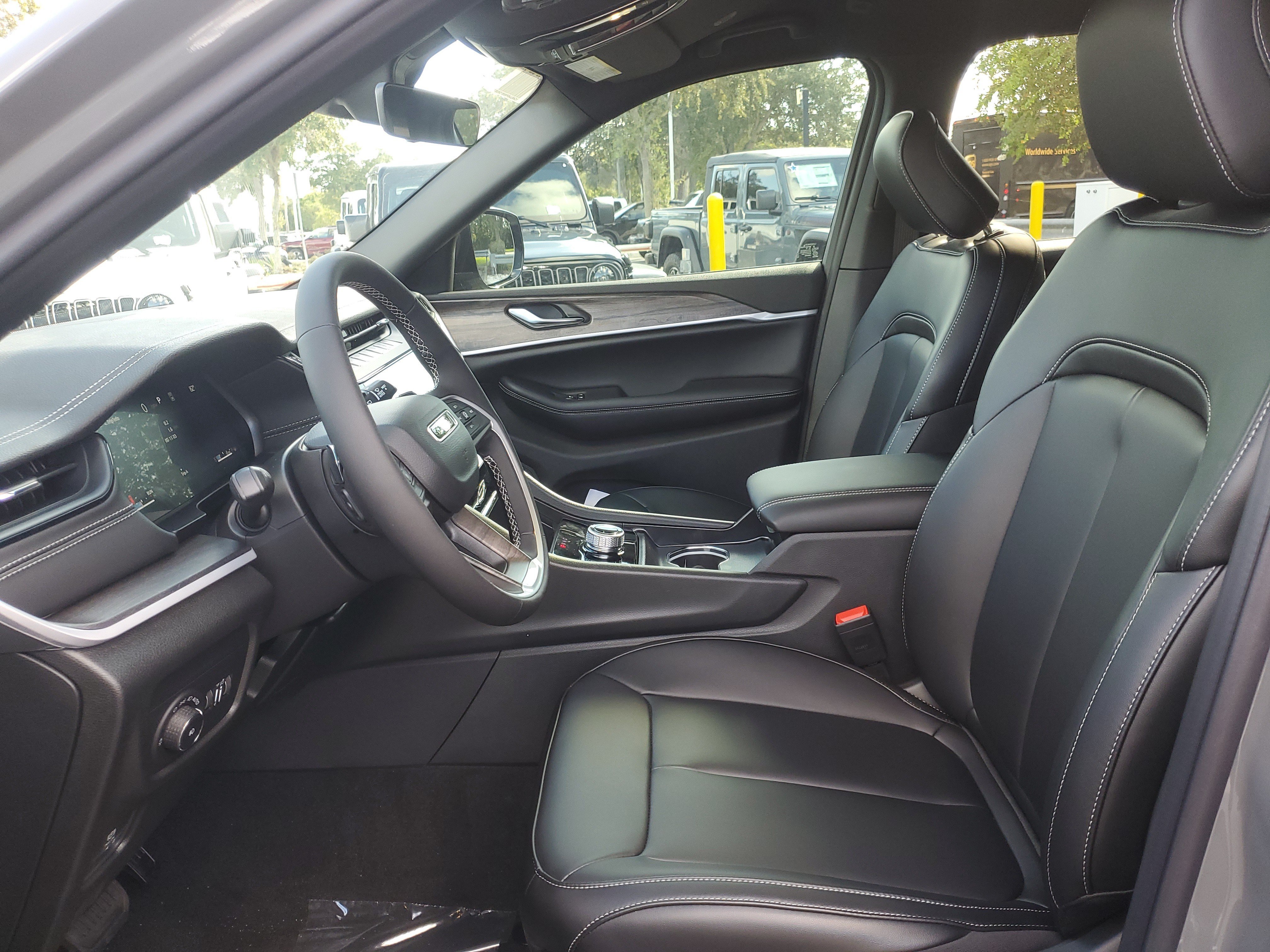 New 2027 Jeep Grand Cherokee L Limited RWD image 11