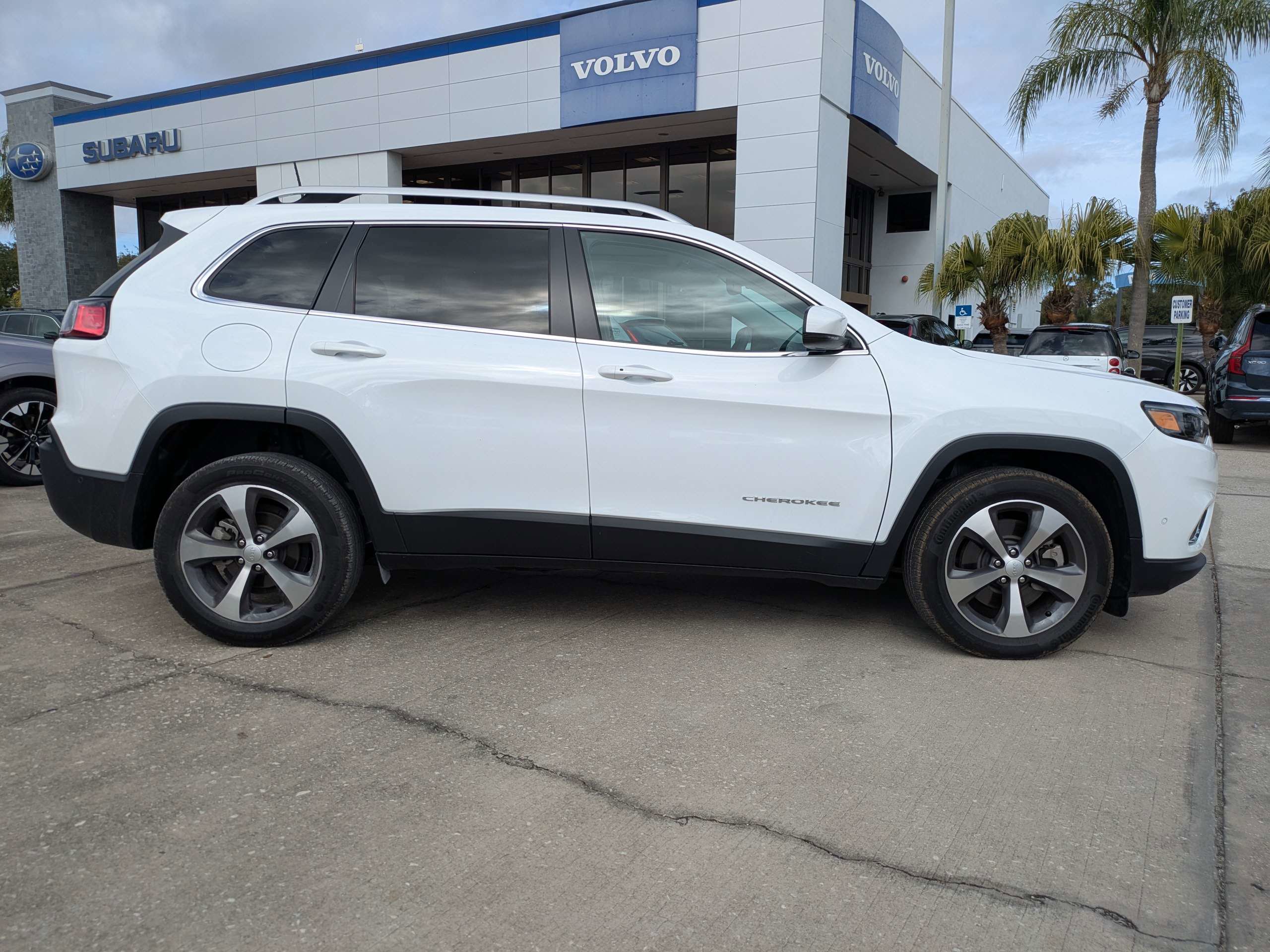 Used 2021 Jeep Cherokee Limited image 3
