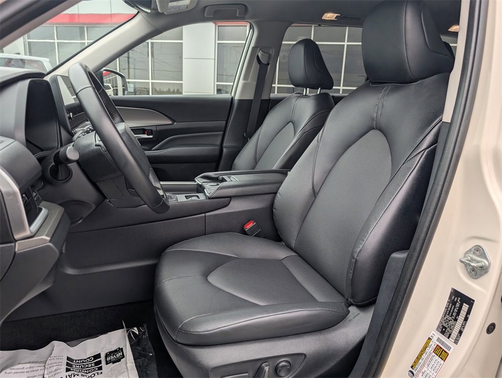 Used 2024 Toyota Grand Highlander XLE image 11