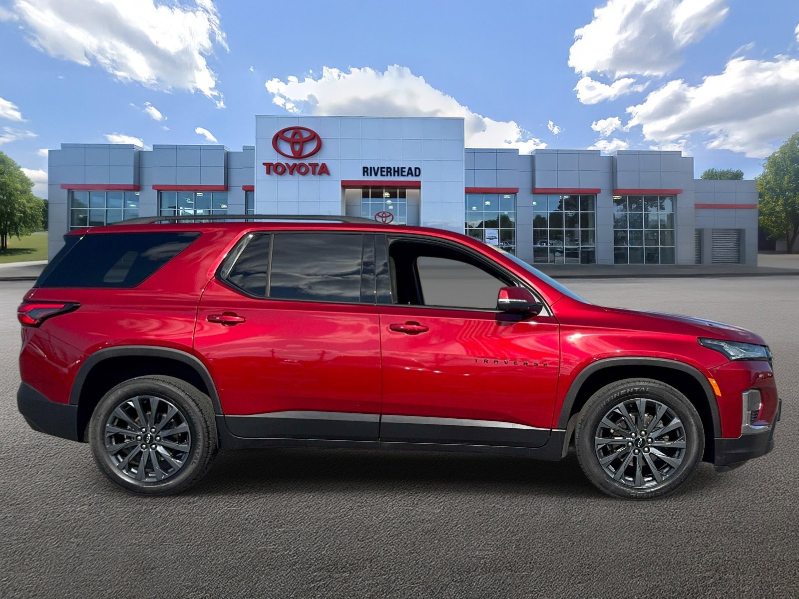 Used 2023 Chevrolet Traverse RS image 3