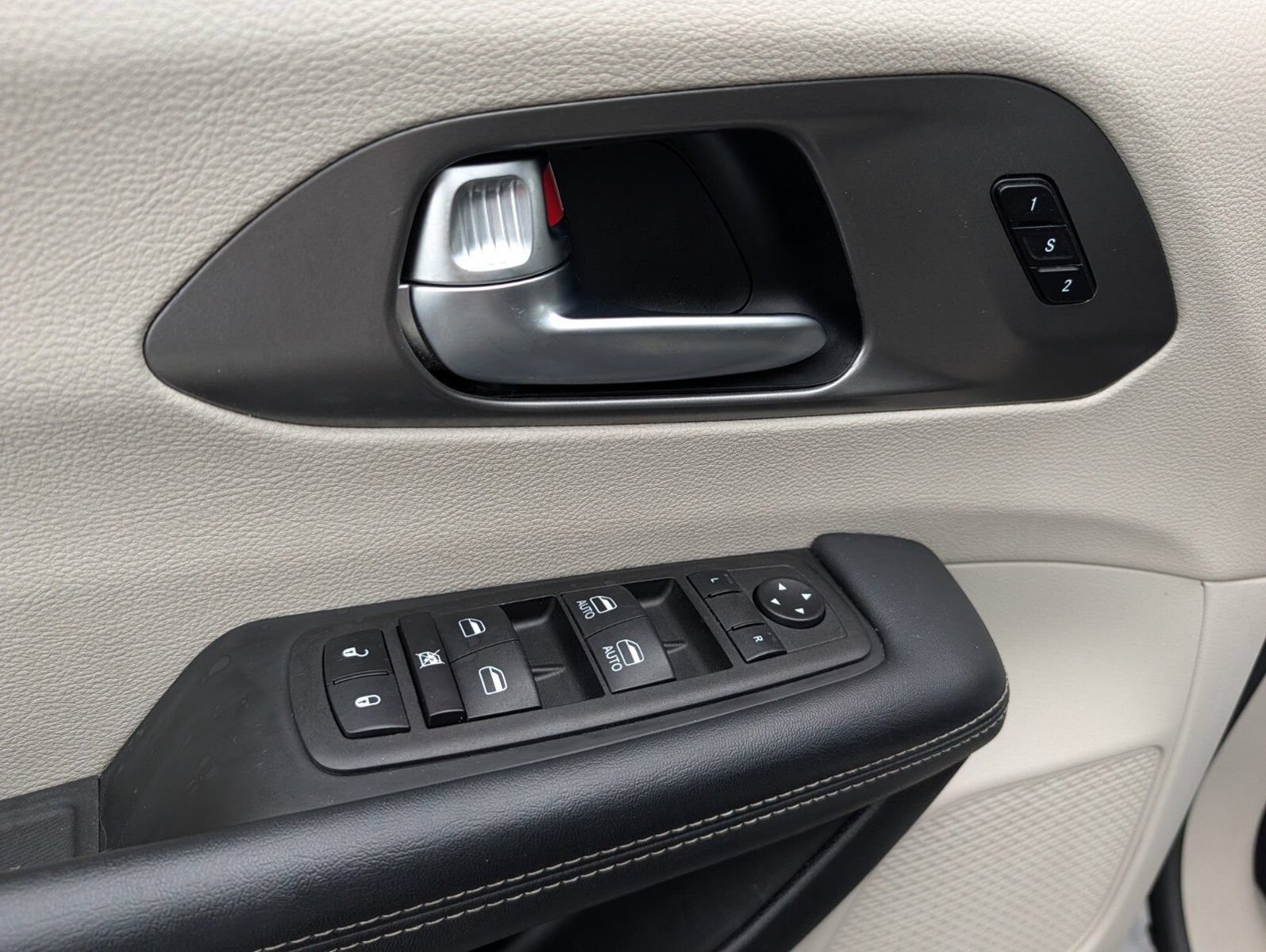 Used 2023 Chrysler Pacifica Touring-L FWD image 24