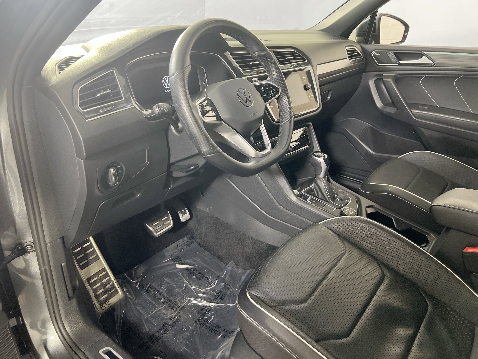 Used 2022 Volkswagen Tiguan SEL R-Line image 9