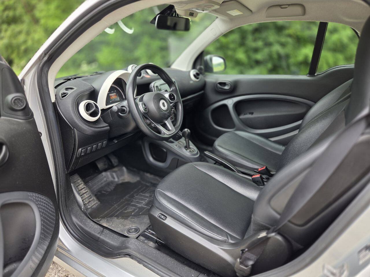 Used 2016 smart fortwo passion RWD image 10