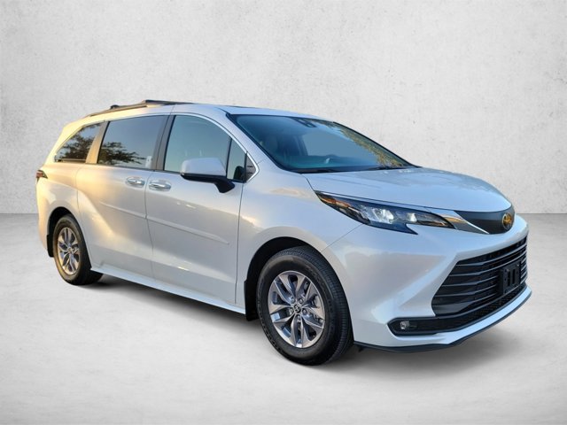 Used 2026 Toyota Sienna XLE FWD image 3
