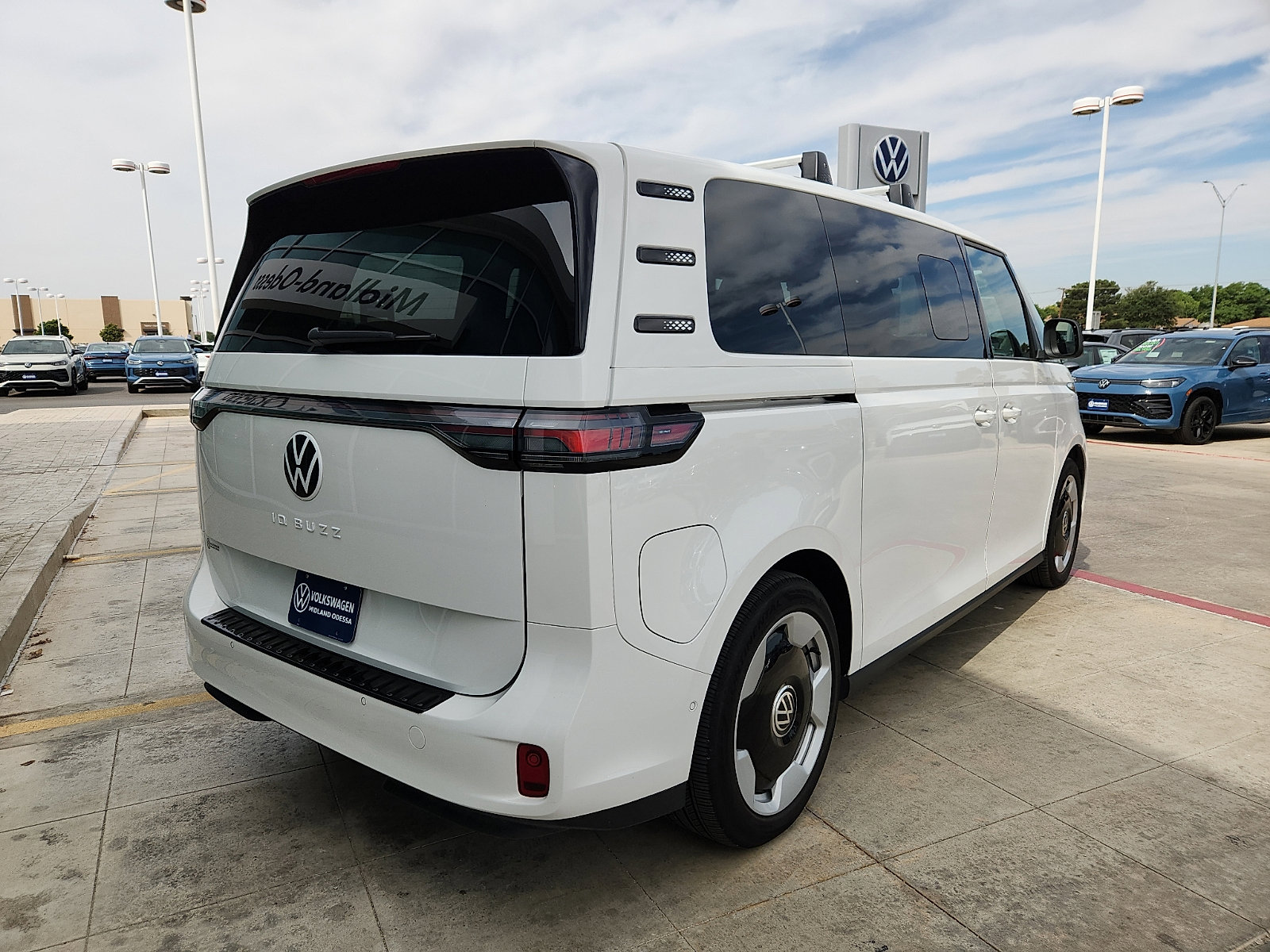 Used 2025 Volkswagen ID. Buzz Pro S RWD image 7