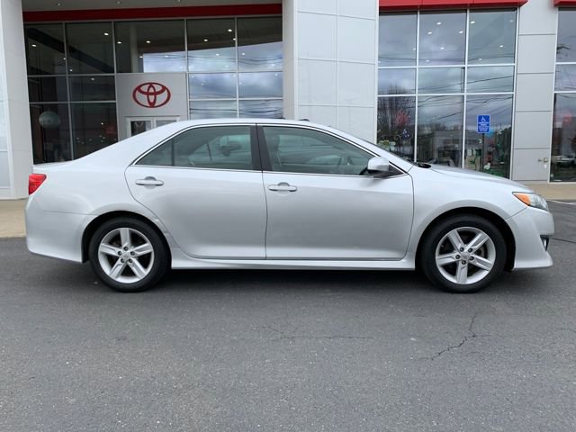 Used 2014 Toyota Camry SE image 2