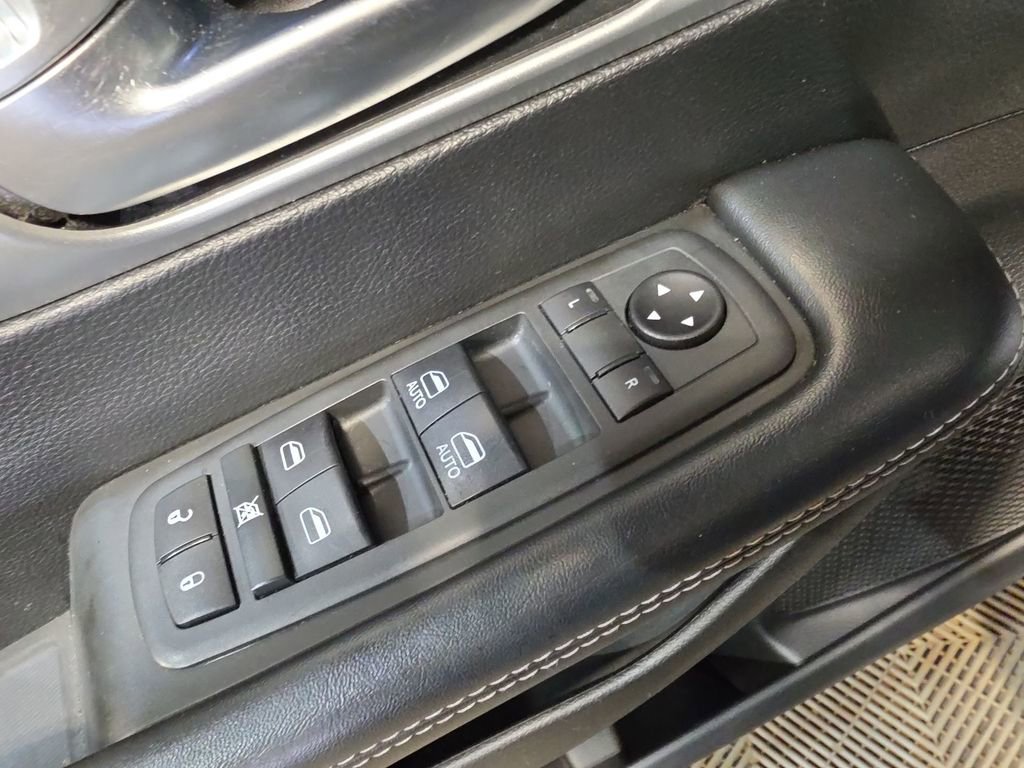 Used 2020 Chrysler Pacifica Touring-L w/ S Appearance Package image 15