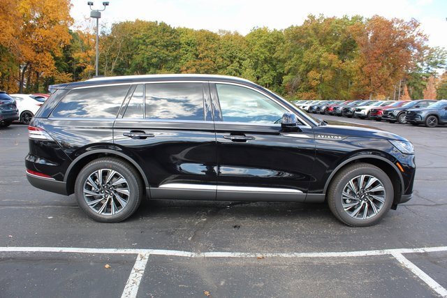 New 2026 Lincoln Aviator AWD image 2