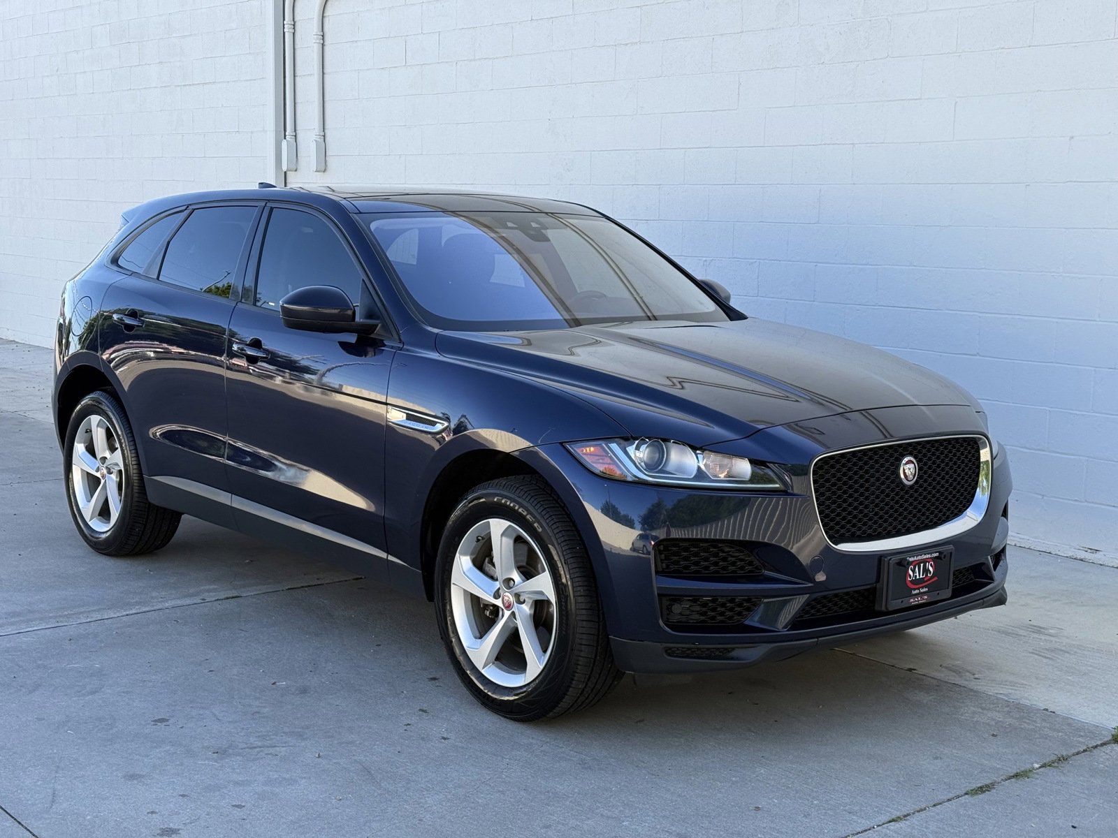 Used 2018 Jaguar F-PACE Premium image 3