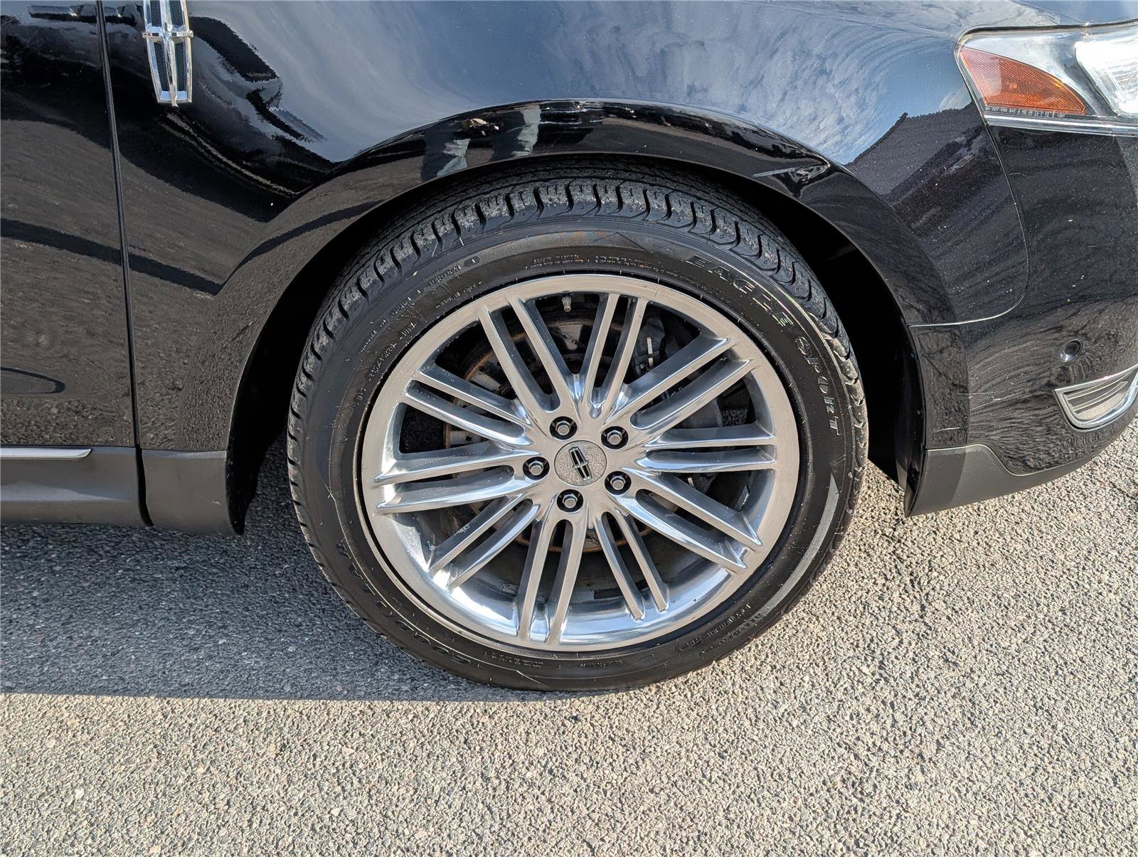 Used 2019 Lincoln MKT AWD image 9