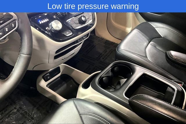 Used 2024 Chrysler Pacifica Touring-L image 19