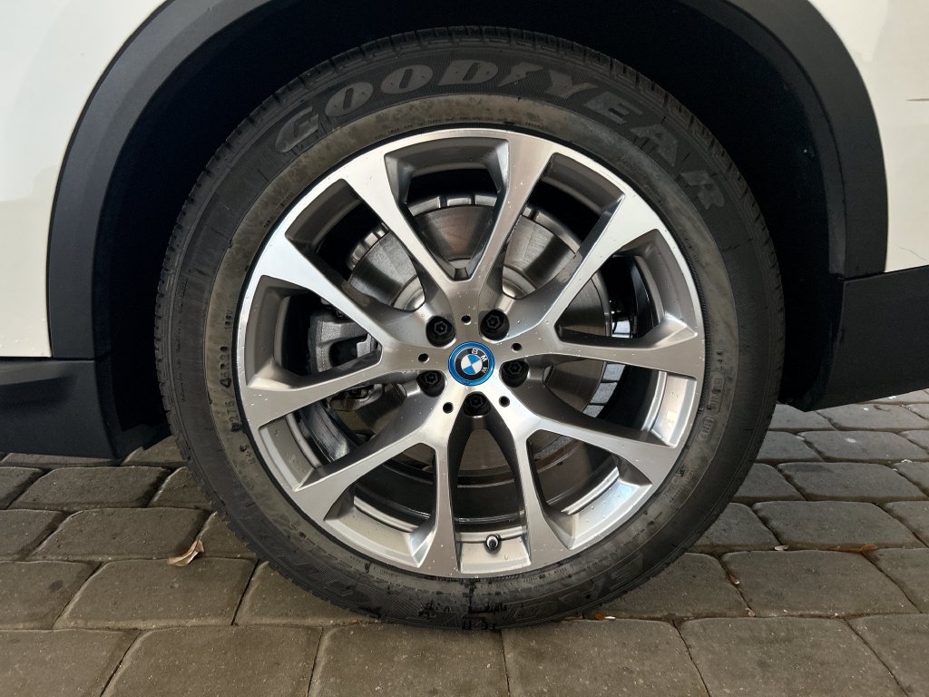 Used 2025 BMW X5 xDrive50e AWD/4WD image 46