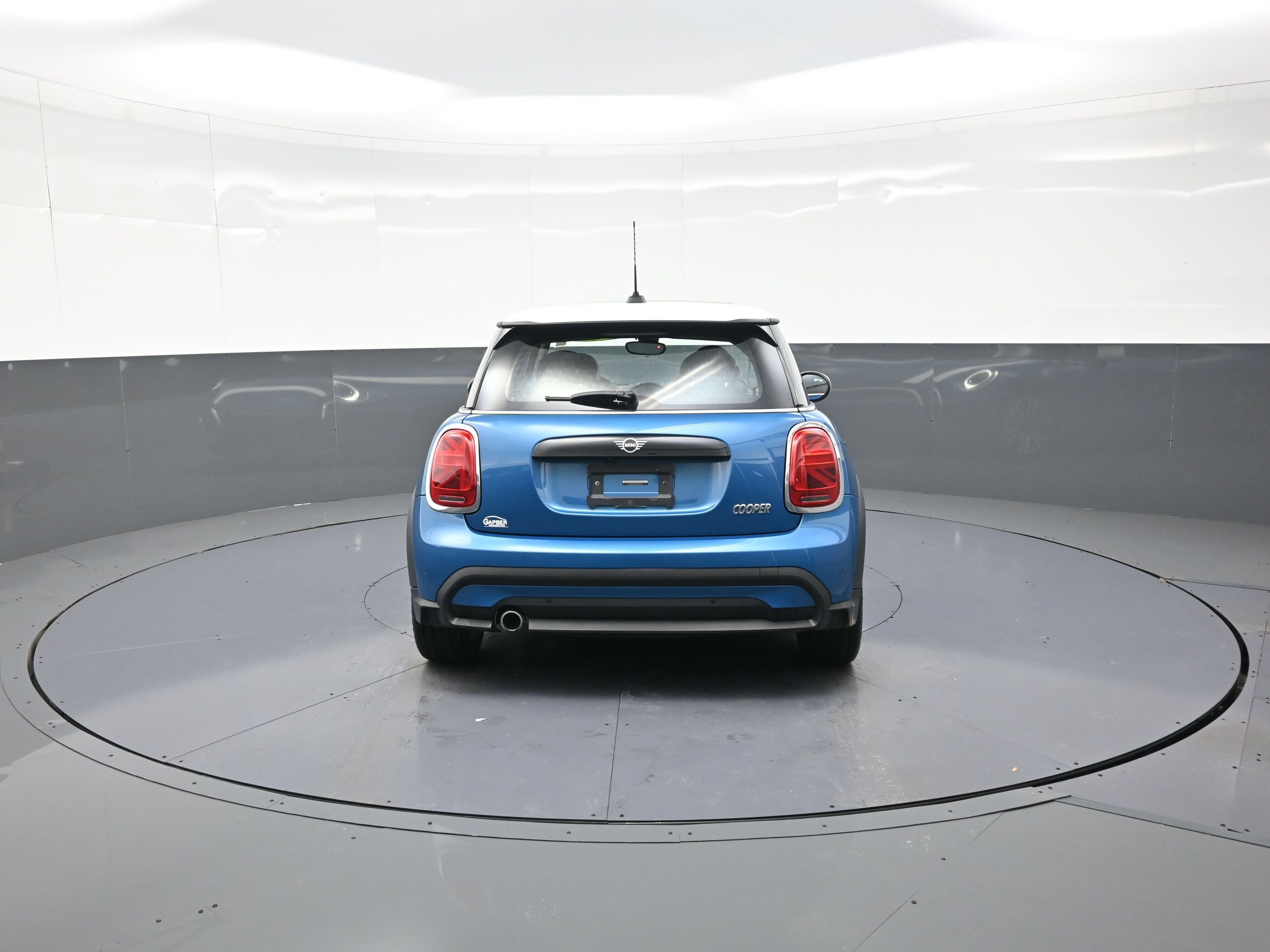 Used 2022 MINI Cooper 2-Door Hardtop image 4