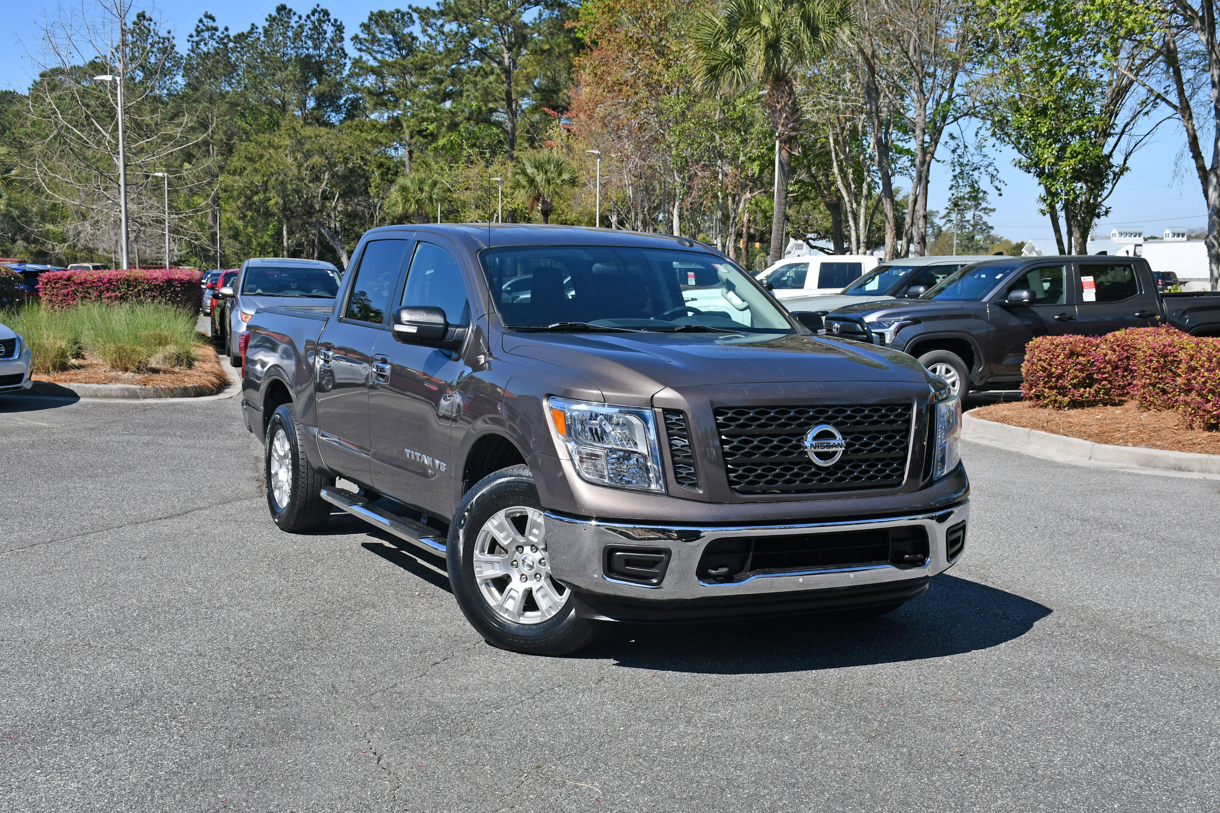 Used 2019 Nissan Titan SV image 6