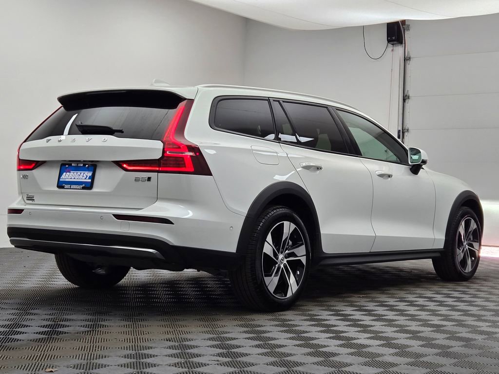 Used 2025 Volvo V60 B5 Cross Country Plus image 12
